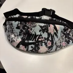 【美品】NIKE フラワーデザイン　ボディバッグ