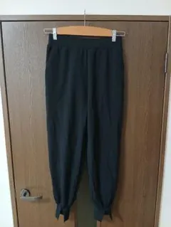 アロマデザイン 黒いカジュアルパンツ スリット入り