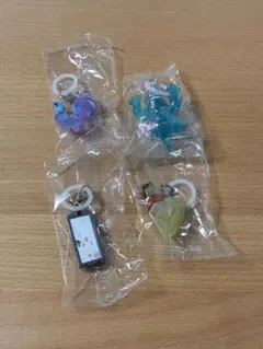 モンスターズインク　めじるしアクセサリー　４個セット　ガチャ