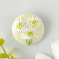 ハルジオンのミニ刺繍ブローチor刺繍ヘアゴム　ハンドメイド　くるみボタン