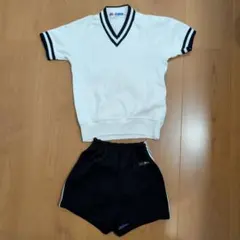 体操服セット Vネック Tシャツとショートパンツ