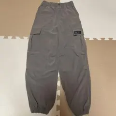 グレーのカーゴパンツ 4ポケット