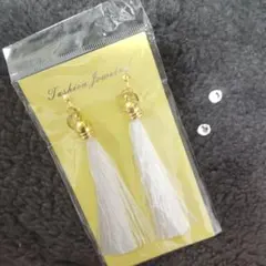 ホワイトタッセル ゴールドイヤリング