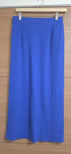 青いスリット入りタイトスカート