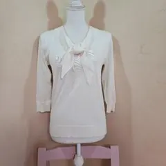 ruアールユー　オフホワイトのとても素敵柔らかいリボン付きセーター