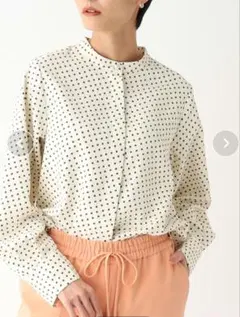 オペークドットクリップ　バンドカラー ジオメトリック柄 ブラウス