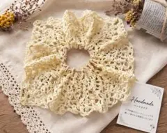 ハンドメイド レース編みシュシュ 淡い黄色