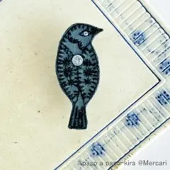 ＊ビジュー煌めく＊文鳥さんブローチ＊紺＊ミナペルホネンの刺繍生地とスワロフスキー