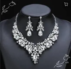 ファッションジュエリー　ネックレスとイヤリングセット　白色