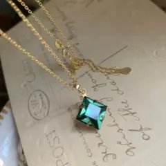 ヴィンテージ エメラルドグリーン ラインストーン ペンダントトップ チェーンなし