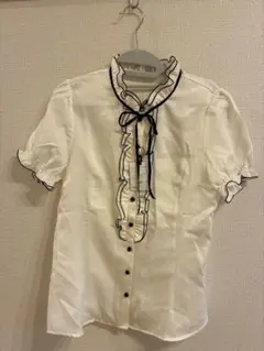 新品 フリル付きホワイトシャツ リボンタイ