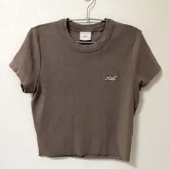 【pipi様専用】Kith ロゴ刺繍 クロップドTシャツ ブラウンのサムネイル
