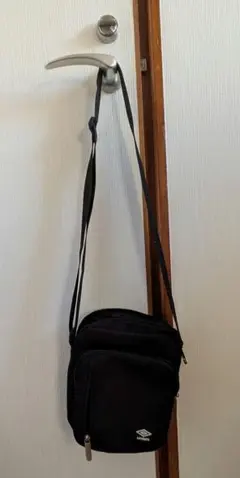 黒い　ショルダーバッグ　UMBRO　WEGO