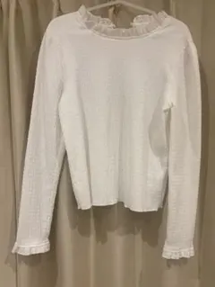 フリル付きホワイト長袖トップス