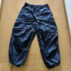 黒いカーゴパンツ 多ポケット