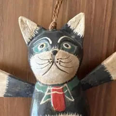 木彫りの黒猫のオブジェ