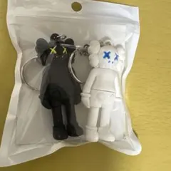2026年最新】KAWS キーホルダーの人気アイテム - メルカリ