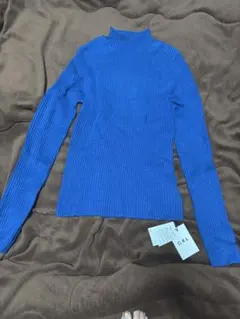 青いリブ編みタートルネックセーター