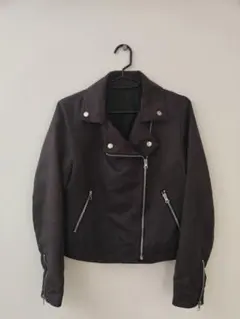 黒いライダースジャケット