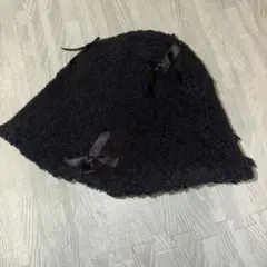 黒いボアリボン付きバケットハット