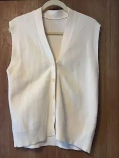 無印良品　型崩れしにくい糸で編んだニットベストのサムネイル