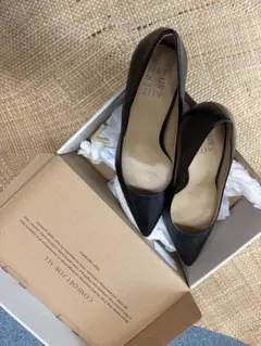 High-heeled black pumps from Naturalizerのサムネイル