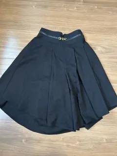 axes femme フレアスカート風キュロット ゴールドバックル付き 黒