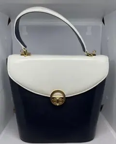 ネイビーとホワイトのハンドバッグ