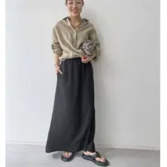 ♡新品タグ付♡　アパルトモン　サテンギャザーロングスカート　ブラック　22SSのサムネイル