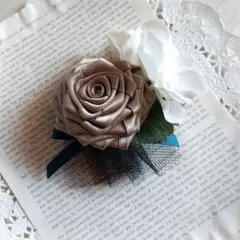 コサージュ26017*サテンローズ《グレージュ》卒業式 入学式 結婚式 ブローチ