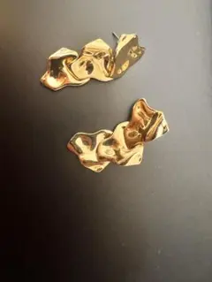 波状デザインの金色ピアス