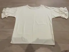 フリル付きクリーム色五分袖トップス