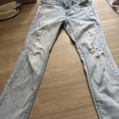 ライトブルーダメージデニムパンツ