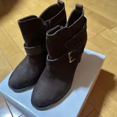 ダイアナ スウェード ショートブーツ ベルト付きサイドジップ ブラウン 24cm