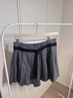 MAISON KITSUNÉ グレー プリーツスカートのサムネイル
