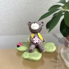 四つ葉のクローバーとクマの置物