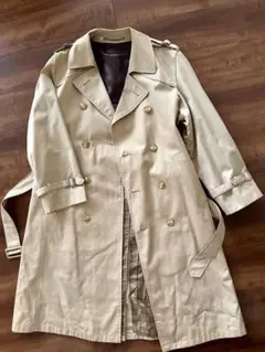 ベージュ ダブルブレスト トレンチコート