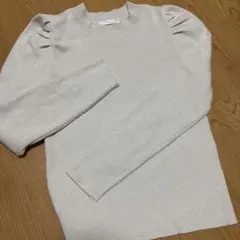 ベージュ パフスリーブ ニットセーター