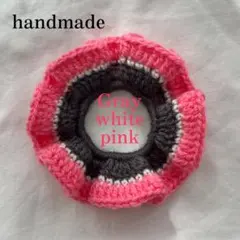 ハンドメイド　編み物　グレーとホワイトとピンクのフリルシュシュ