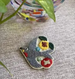刺繍ブローチ　灰色の鳥