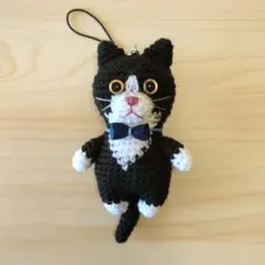 ハンドメイド　あみぐるみ　ネコ　ストラップ　白黒靴下タキシード猫
