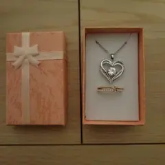 ハート型ネックレスとリングのセット