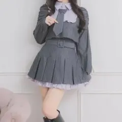 pium ネクタイ付きプリーツセットアップ グレー - メルカリ