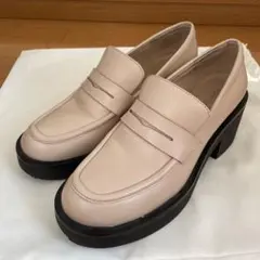 STUART WEITZMAN ベージュ ローファー サイズ 23cmのサムネイル