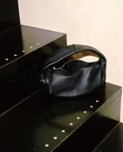 TODAYFULブラックレザー ハンドバッグ クッション型 存在感あるタックデザインのワンハンドルフォーマルソフトバッグ