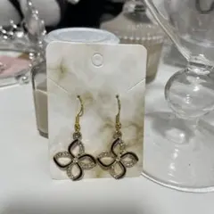 フラワーデザイン ピアス ゴールド ブラック