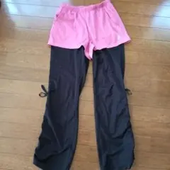 ピンクショートパンツと黒ロングパンツ