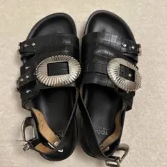 TOGA PULLA クロコ型押し メタルバックル サンダルのサムネイル