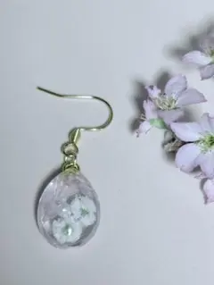 しずく型 桜とかすみ草のレジンピアス◇大人可愛い春の耳飾り ハンドメイド