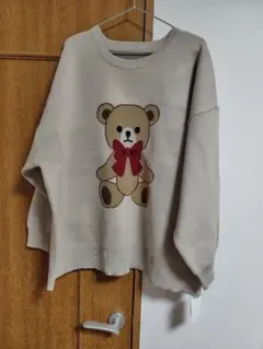 ハッピーマリリン クマ刺繍 ベージュ ニット 5L-6Lのサムネイル